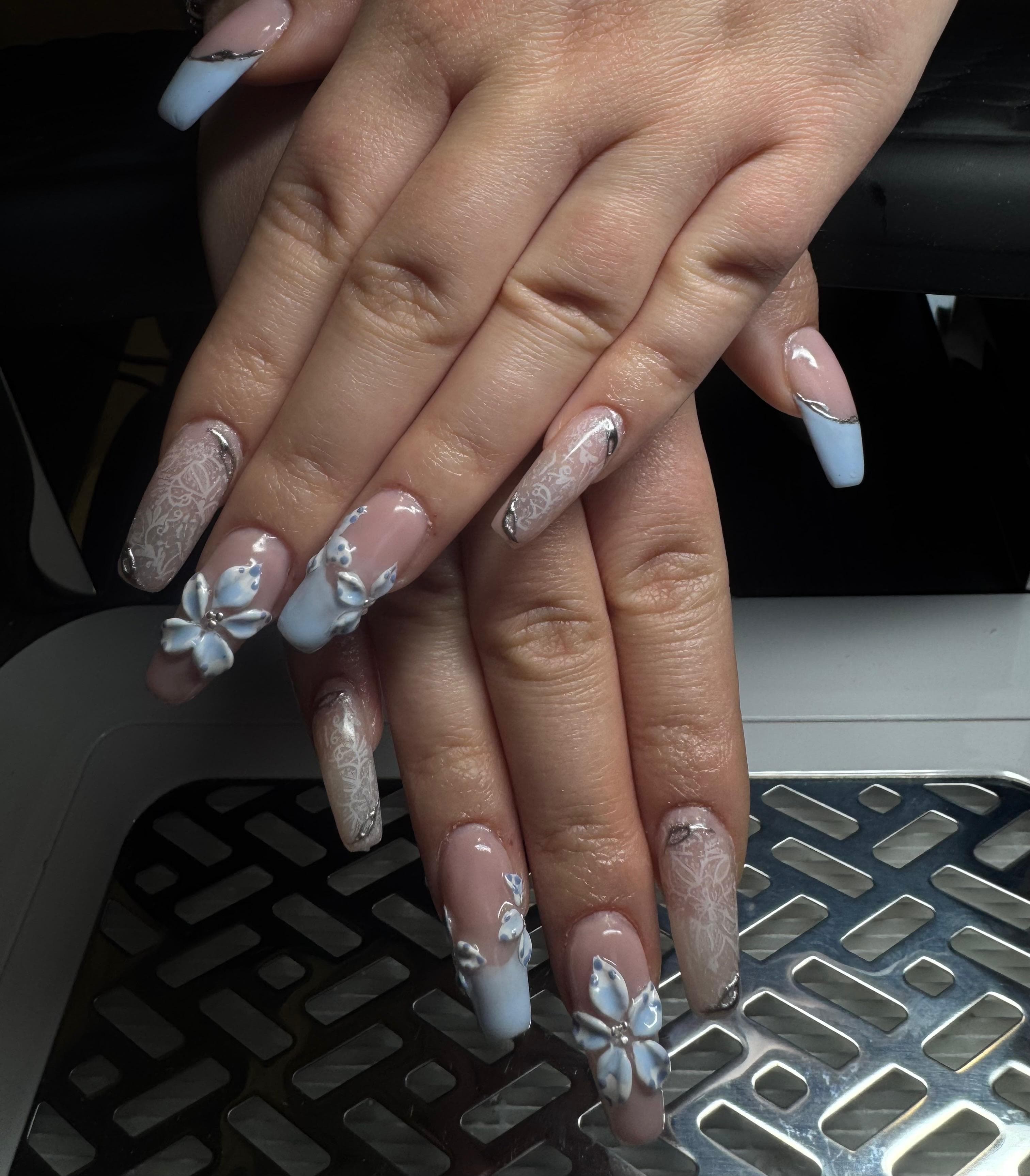 Lange nude Gel-X Nägel mit weißen 3D-Blüten und feiner Lace-Folie