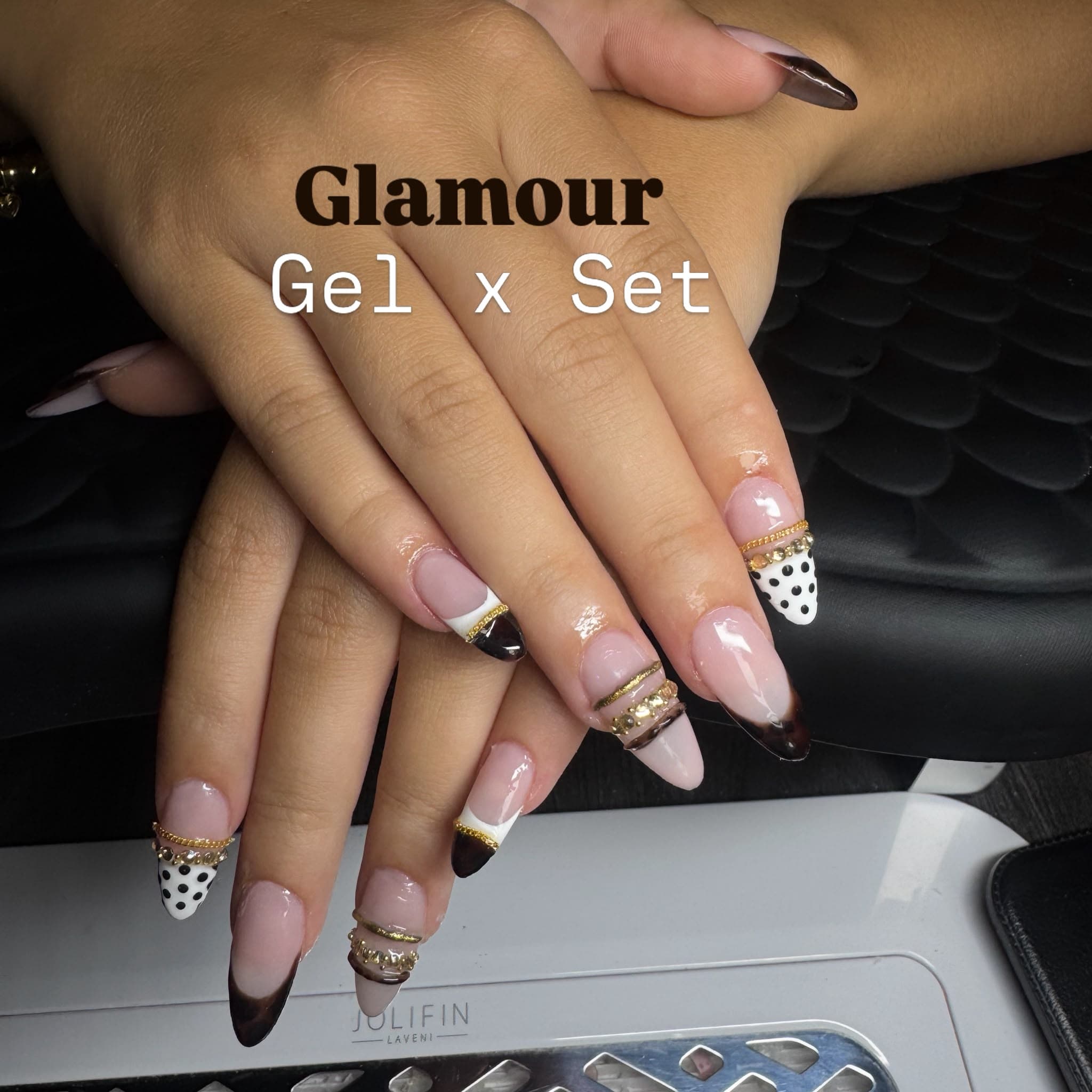 Mandelförmige Gel-X Nägel im Braun-French mit Goldketten, Strass und Polka-Dot-Spitzen