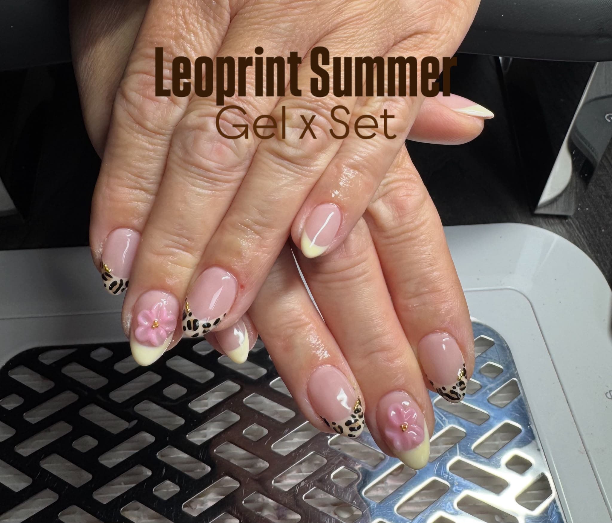 Ovale French-Nägel mit Leoparden-Tips, Gold-Akzenten und rosa 3D-Blüte