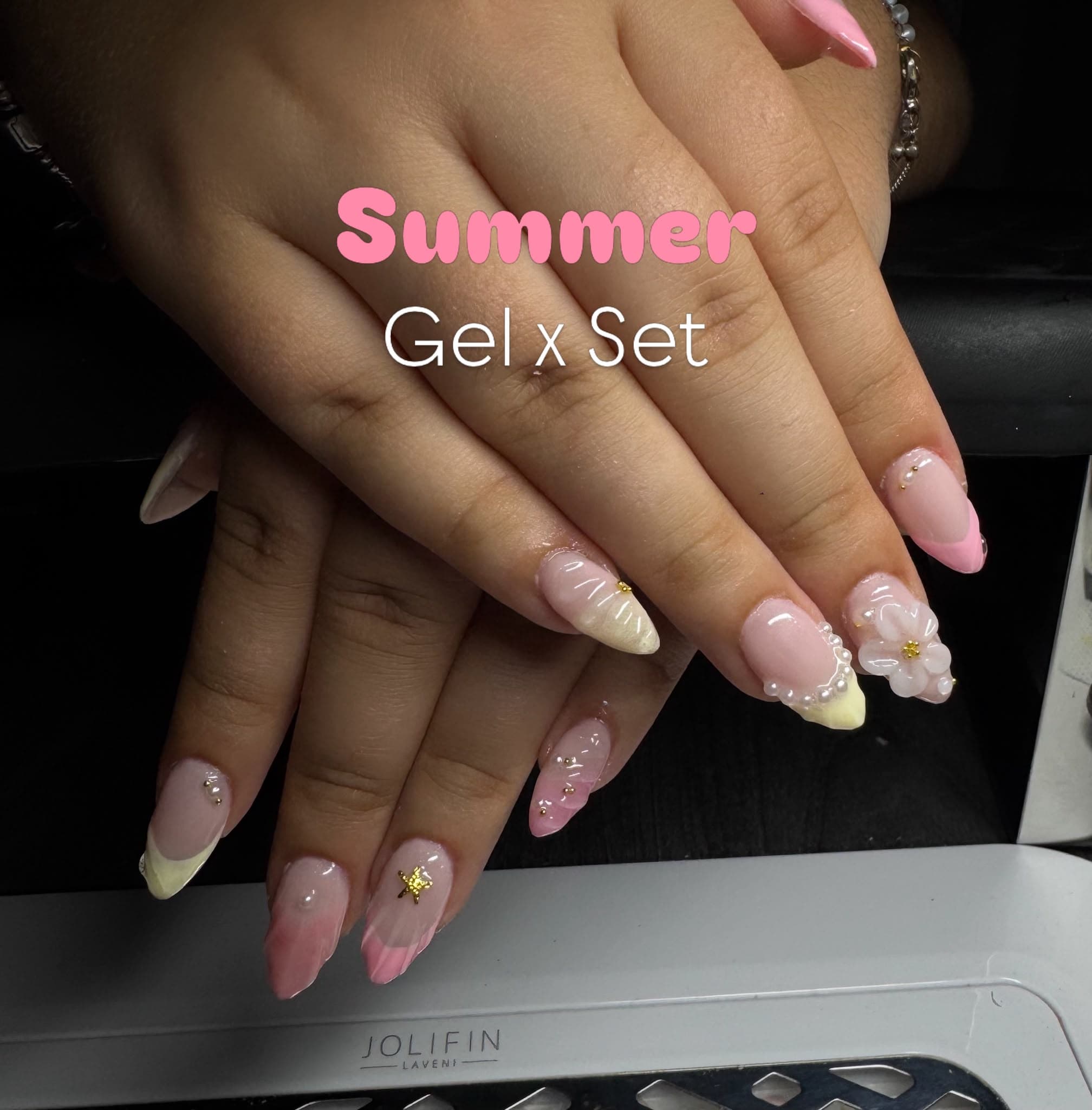 Pastellrosa Gel-X Nägel mit Perlen, 3D-Blüten und Gold-Sternen