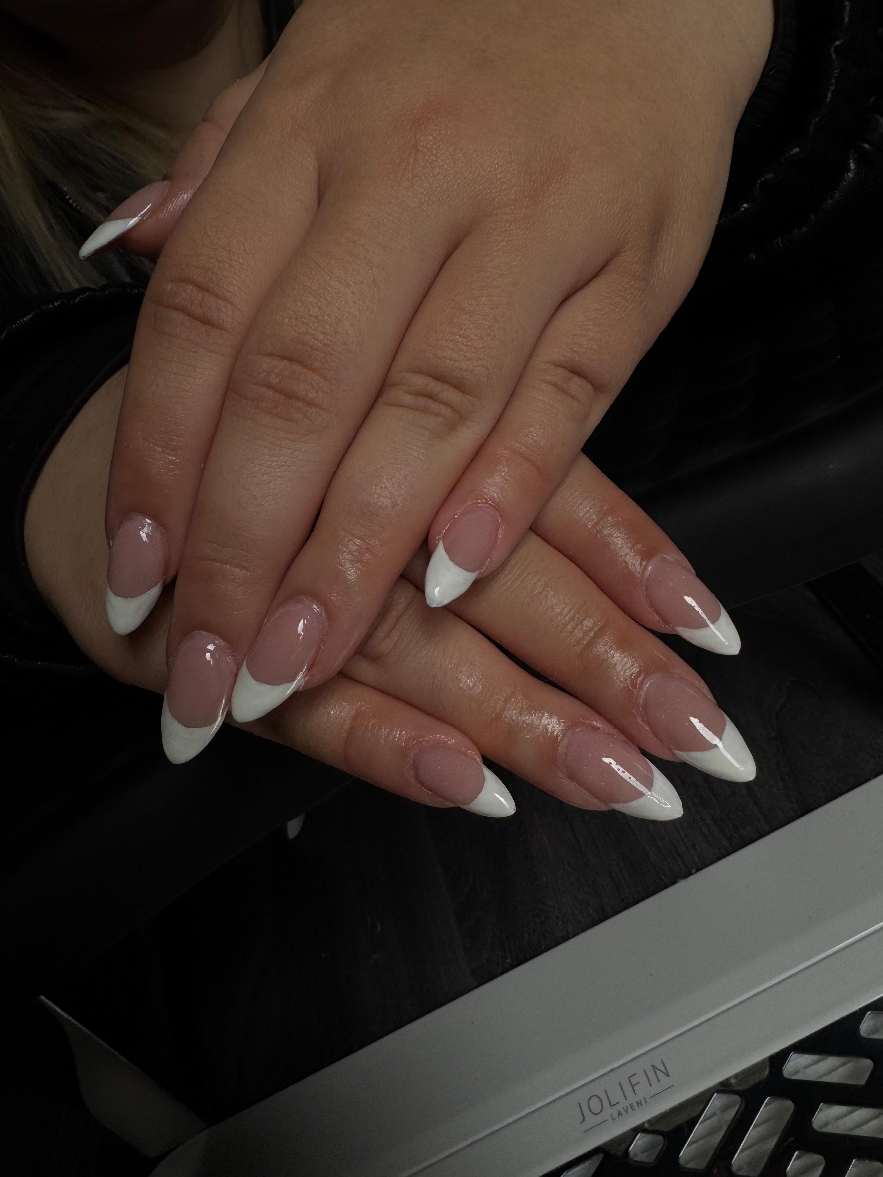 Hände mit handgezogenen French-Tips von nailzzbyemii